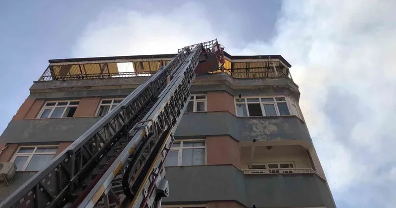 Elazığ’da 5 katlı binanın çatısında yangın: 1 kişi dumandan etkilendi
