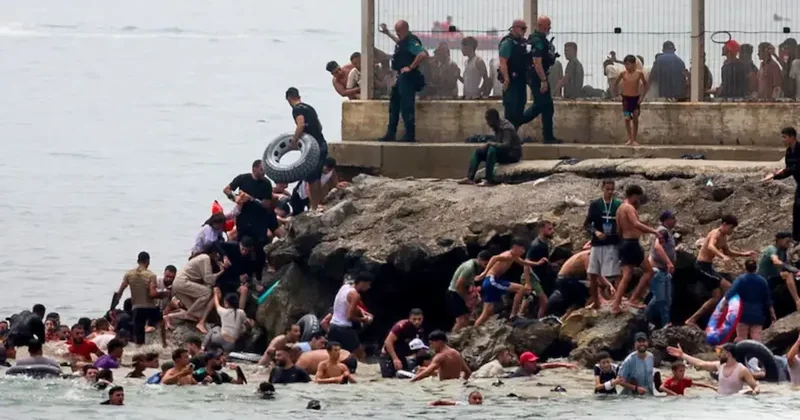 Ceuta sınırında göç hareketliliği: Fas üzerinden binlerce kişi şehre geçti Sözcü Gazetesi
