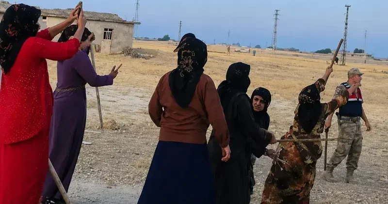 İki aile arasında pamuk tarlasında taşlı sopalı kavga; 8 yaralı