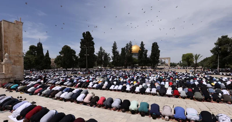 On binlerce Filistinli Mescid i Aksa’da cuma namazı kıldı