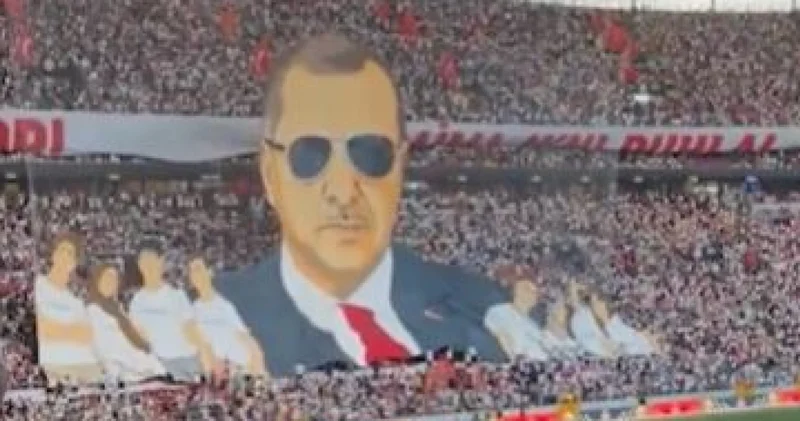Fatih Sultan Mehmet’ten Cumhurbaşkanı Erdoğan’a uzanan kareografi gösterisi ilgi odağı oldu
