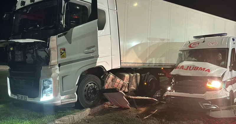 Samsun’da ambulans ile TIR çarpıştı: 3’ü sağlıkçı, 6 kişi yaralandı