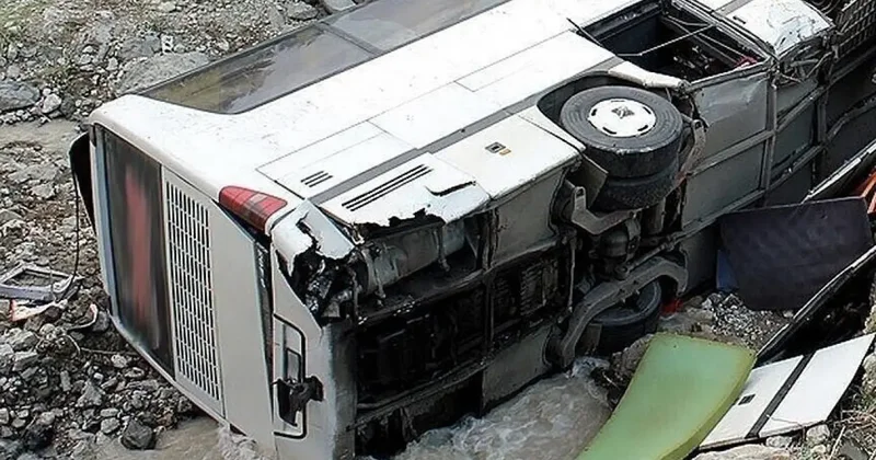Yolcu otobüsü devrildi: 25 ölü