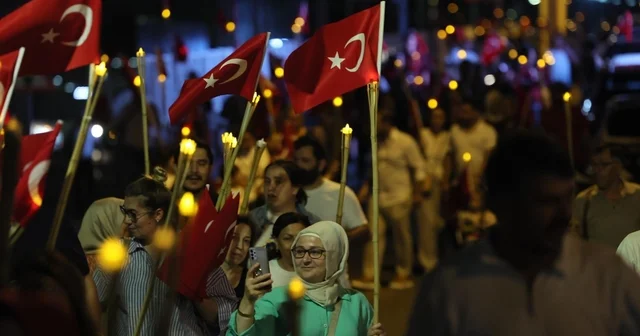 Zafer Bayramı nda İzmit sokakları fener alayıyla aydınlandı Kocaeli Haberleri Habertürk Yerel Haberler