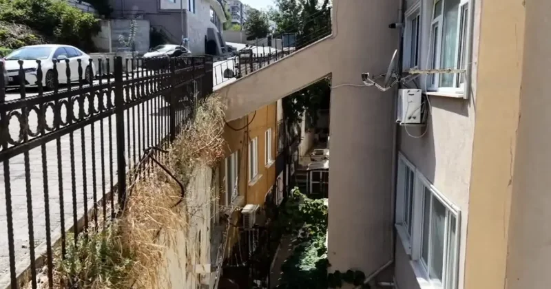 İstanbul da üzerinden yol geçen bina! Görenler dönüp bir daha bakıyor!