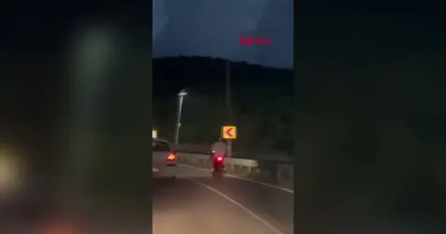 Beykoz’da motosikletlinin tek teker şovu trafiği tehlikeye attı