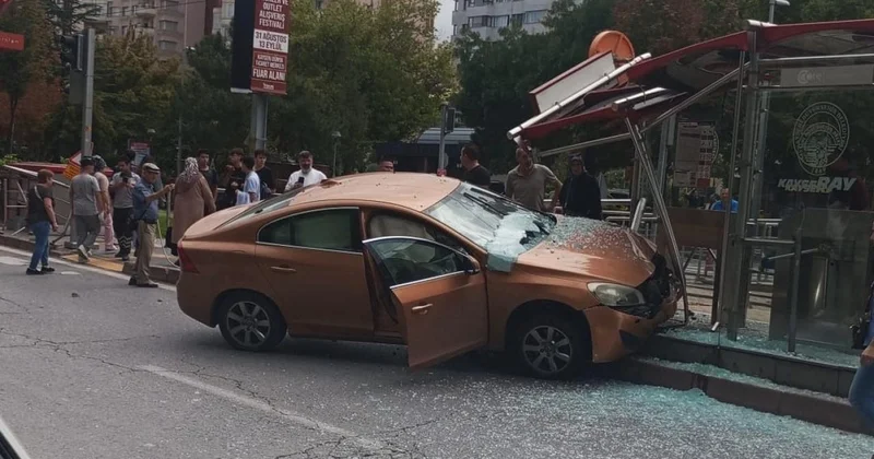 Kayseri de otomobil tramvay durağına girdi: 1 yaralı