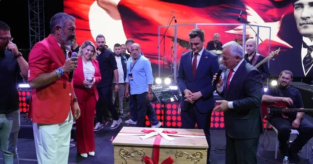 Şarkıcı Hakan Altun a sahnede çeyiz sandığı hediye edildi Edirne Haberleri Habertürk Yerel Haberler