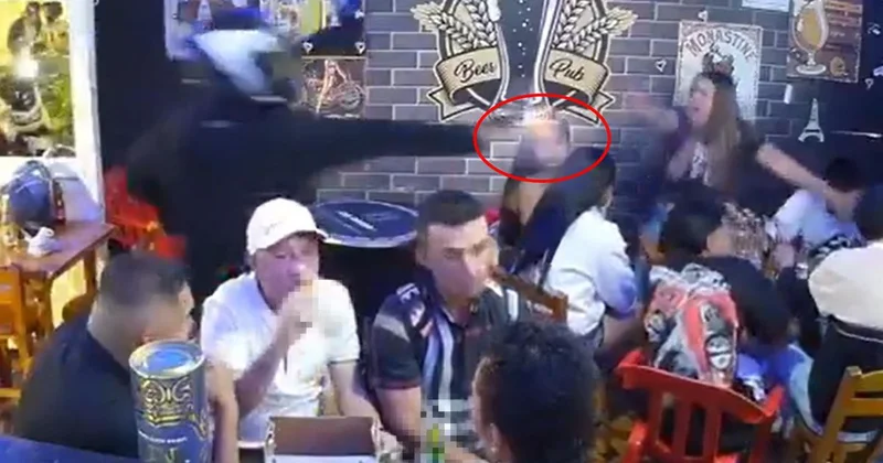 Kafasında kaskla bara girdi! Silahını çekip ortalığı kana buladı