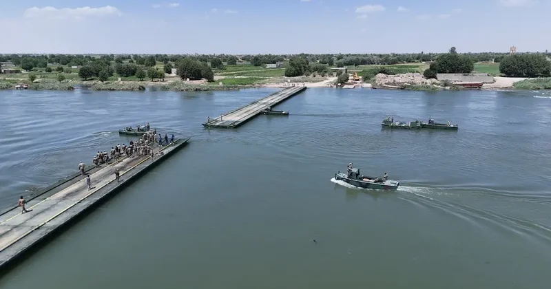 TSK ile Suriye ordusu işbirliğiyle Fırat Nehri üzerine yüzer köprü kuruldu
