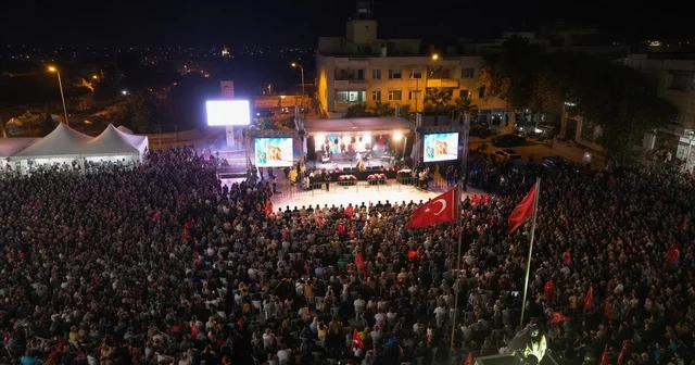 Kilis te 30 Ağustos ta Türkiye Azerbaycan kardeşliği sahneye yansıdı Kilis te 30 Ağustos coşkusu: Azerin konseriyle meydan doldu taştı Kilis Haberleri Habertürk Yerel Haberler