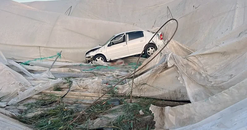Evli çift seraya uçan araçta can verdi!