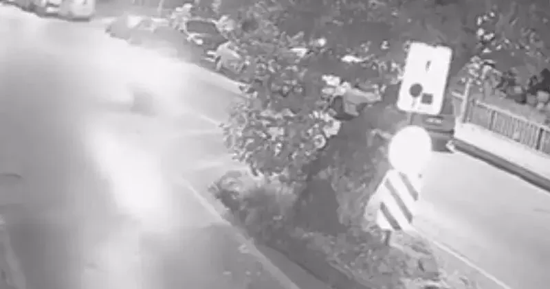 Beykoz da motosiklet ağaca çarptı; sürücü yola savruldu