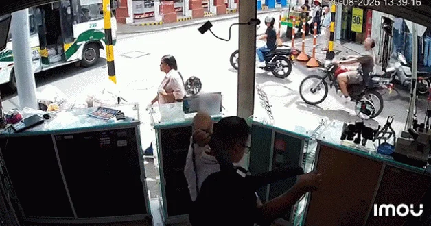Kolombiya da halk otobüsü ile motosiklet feci şekilde çarpıştı