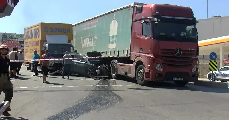 Başakşehir de yokuştan korna çalarak indi; trafik ışıklarında bekleyen araçlara çarptı