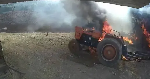 Antalya da kendi kendine çalışan traktör alev topuna döndü