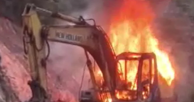 Park halindeki iş makinesi alev alev yandı Sözcü Gazetesi