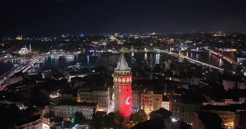 Zafer Bayramı kutlamaları kapsamında Galata Kulesi’ne Türk bayrağı yansıtıldı