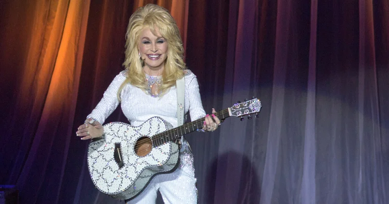 Country müzik efsanesi Dolly Parton özel bir törenin ardından toprağa verildi
