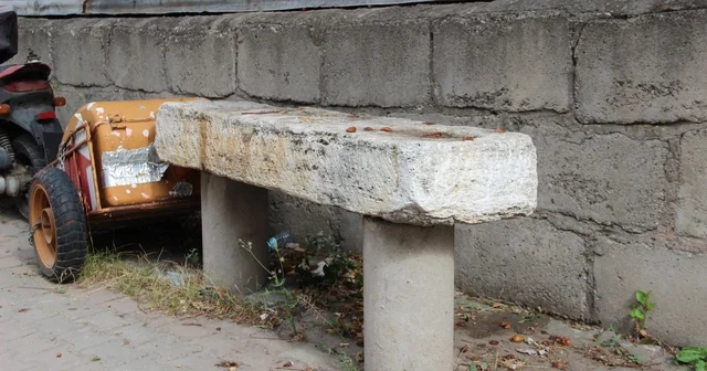 Cami bahçesinde yer olmayınca kaldırıma konuldu, kaldırımda ki musalla taşı dikkat çekiyor Sivas Haberleri Habertürk Yerel Haberler
