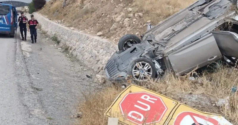 Refüje devrilen otomobilde 2 kişi yaralandı