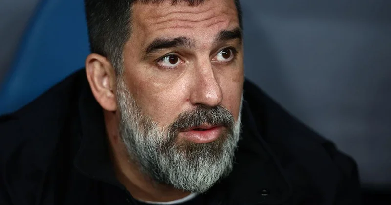 Arda Turan ı çıldırtan hakem! Dünya futbolunun efsanesini hedef aldı