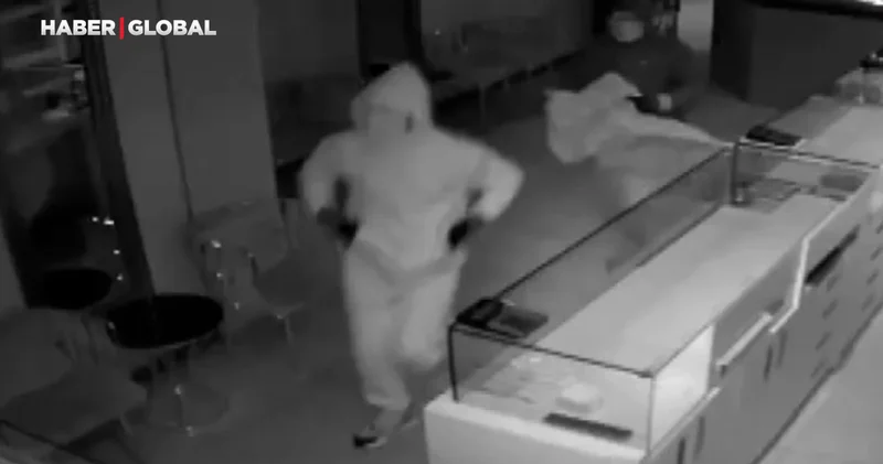 Ankara’da kuyumcudan 7 kilo altını rahat bir şekilde böyle çaldılar