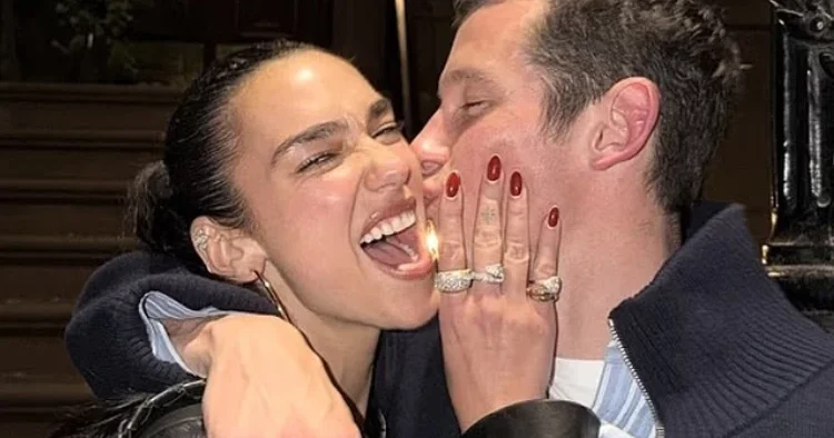 Nişanlanır nişanlanmaz balayına çıktılar: Genciz ve çok aşığız... Hayattan daha ne isteriz ki!