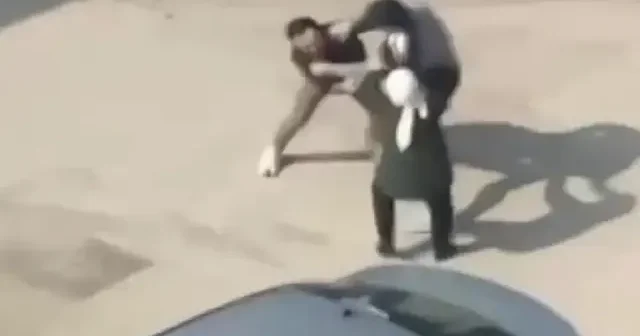 Bursa’da yol kavgası karıştı: Sopalar yumruklar terlikler havada uçuştu VİDEO İZLE