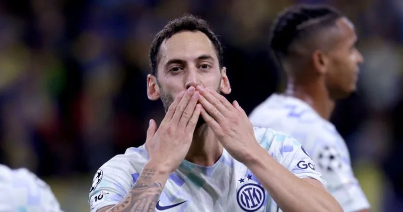 İtalya basınından Hakan Çalhanoğlu na tam sayfa övgü Futbol Haberleri