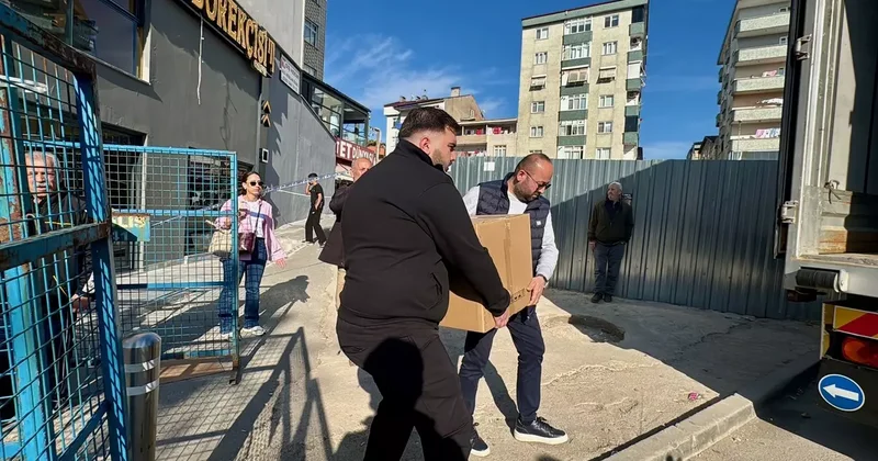 Kocaeli de çöken binanın çevresinde evi ve dükkanı bulunanlar eşyalarını aldı