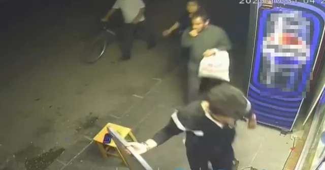 Kaldırımda çekirdek çitleyerek yürürken taburedeki cep telefonunu çaldı Adana Haberleri