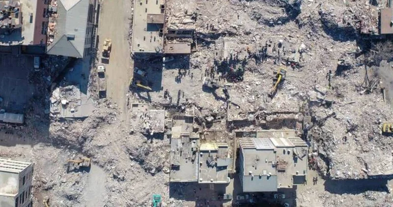 80 kişinin hayatını kaybettiği deprem davasında yeni iddia: AKP li müteahhit İngiltere ye kaçtı!