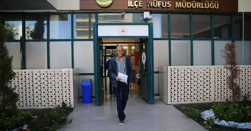 Adana daki nüfus müdürlüklerinde sürücü belgesi yenileme yoğunluğu