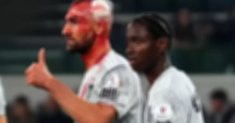 Sahada kanlar içinde kaldı! Formasını değişip maça devam etti