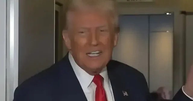 Trump’ın uçağı Güney Kore dönüşü canlı yayında türbülansa girdi VİDEO İZLE