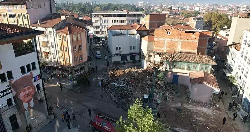 Balıkesir Sındırgı da depremin ardından ağır hasarlı binalarda yıkım sürüyor