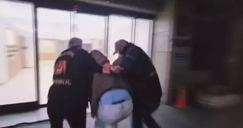 Beyoğlu nda kadının boynuna tasma takıp gezdirdi: 2 tutuklama