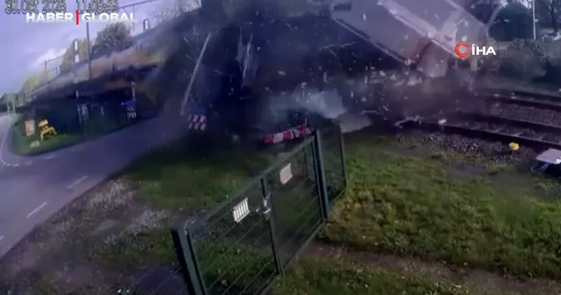 Feci kaza anbean kamerada: Yolcu treni tırı böyle biçti!