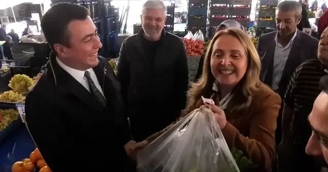 Osman Gökçek ten pazarda karşılaştığı CHP’li Dinçer e ‘baklava kutulu’ gönderme: Rüşveti duyunca kaçtı VİDEO İZLE