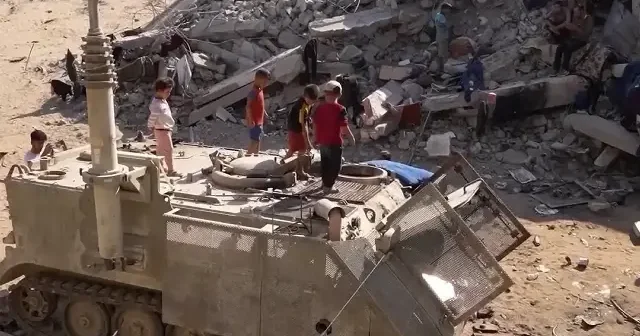 İşgalci İsrail’in imha edilen zırhlı aracı Gazzeli ailenin evi oldu VİDEO İZLE