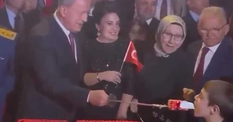 Yok artık... AKP li Hulusi Akar küçük çocuğa pastayı kılıçla yedirdi