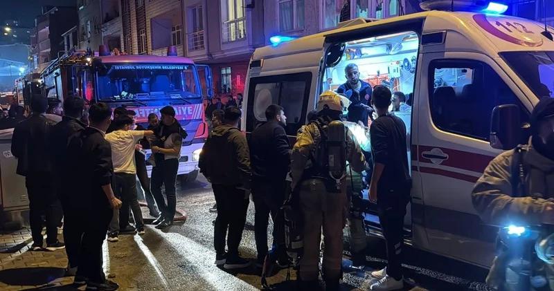 Bina sakinleri itfaiyeye saldırdı! Esenler’de korkutan bina yangını: 15 yaralı