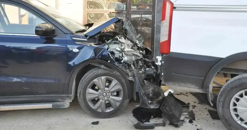 Otomobilin çarptığı kamyonet aydınlatma direğini devirdi: 2 yaralı Hayat Haberleri