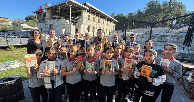 Osmaniye de öğrenciler tarihi caminin avlusunda kitap okudu Osmaniye Haberleri