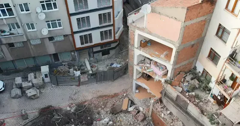 Zeytinburnu nda bir binadaki yıkım nedeniyle bitişikteki apartmanda hasar oluştu