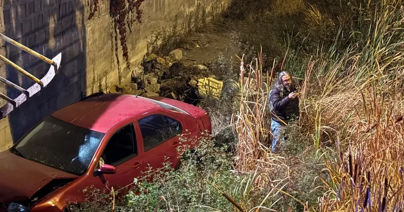 Otomobil 5 metrelik kanala uçtu, sürücünün burnu bile kanamadı