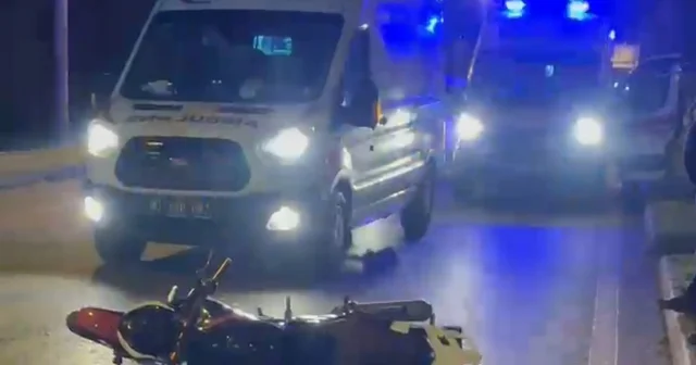 Taksinin motosiklete çarpıştığı kaza kamerada; 2 yaralı Düzce Haberleri