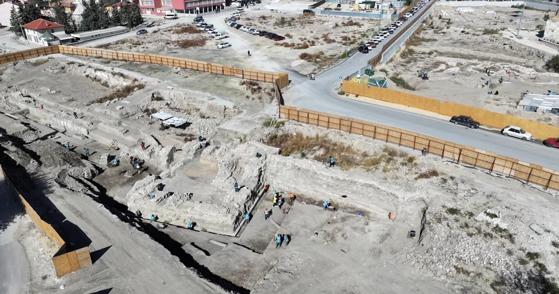 Konya nın Selçuklu dönemi kale kapılarından birinin temeli ortaya çıkarıldı