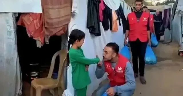 Şefkat Eli Derneği mazlumların yüzünü güldürdü: Yıllar sonra meyve yiyen Gazzelilerin yaşadığı tarifsiz mutluluk kalplere dokundu VİDEO İZLE